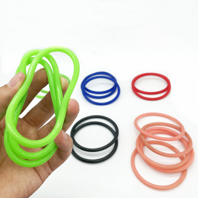 Machine de fabrication de joints en caoutchouc flexible de couleur rouge